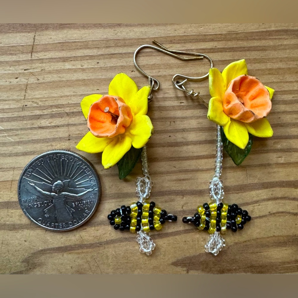 🐝Handmade🐝 Daffodil & Bee Earrings